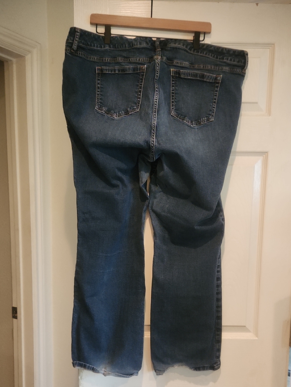 Preowned Torrid Sz 22 Relaxed Bootcut Denim Jeans Medium Wash *Bottom Hem Fray* - Picture 4 of 13